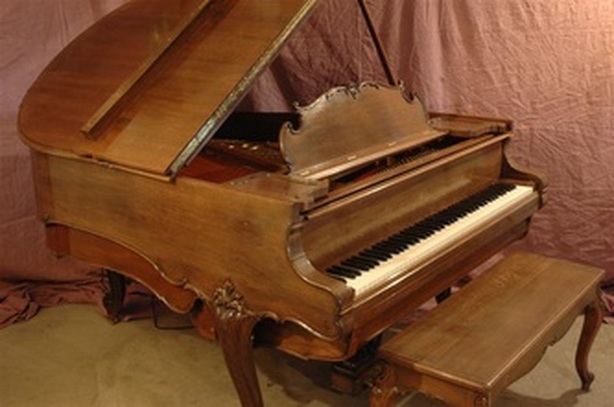 Piano à queue Louis XV noyer